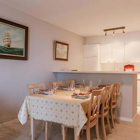 Apartment Bel Air - Stylish 2-bedroom Near The Sea T76 *